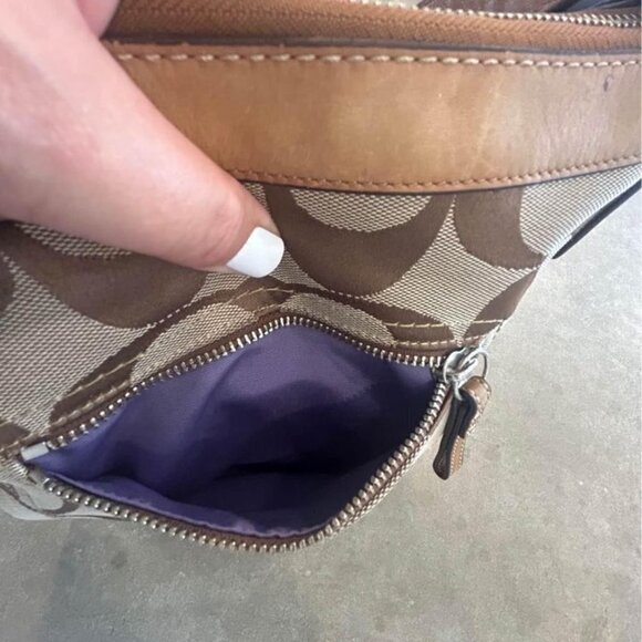 COACH- woman’s crossbody bag. Signature logo. Adjustable strap. Full zipper. - Picture 8 of 10